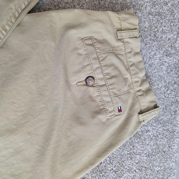 Men's Tommy Hilfiger Khaki Pants Size 34/34 Tan Classic Fit - Picture 2 of 8